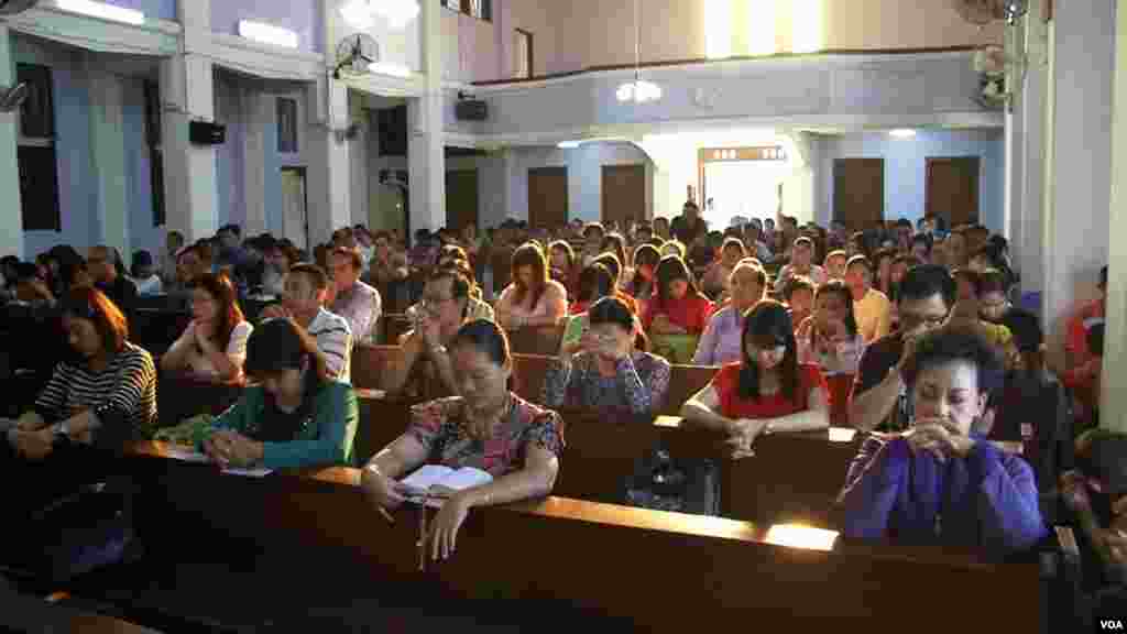 Umat Katolik berdoa di dalam gereja di Banda Aceh (7/12). (VOA/Zinlat Aung)