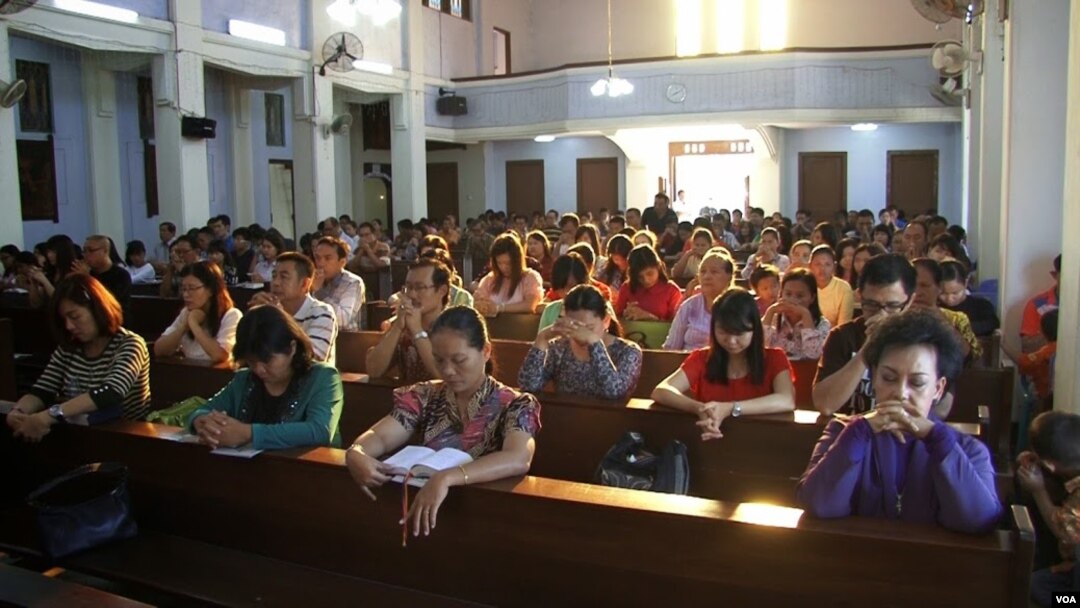 Umat Katolik mengikuti misa di gereja di Banda Aceh, Desember 2014. (VOA/Zinlat Aung)