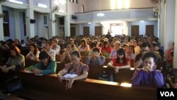 Umat Katolik mengikuti misa di gereja di Banda Aceh, Desember 2014. (VOA/Zinlat Aung)