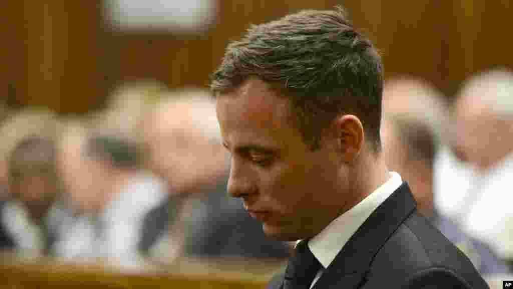 Oscar Pistorius à la barre, au moment où la juge Thokozile Masipais prononce la sentence condamnant l&#39;athlète (Pistorius) à cinq ans de prison, à Pretoria, Afrique du Sud, le 21 octobre 2014. 