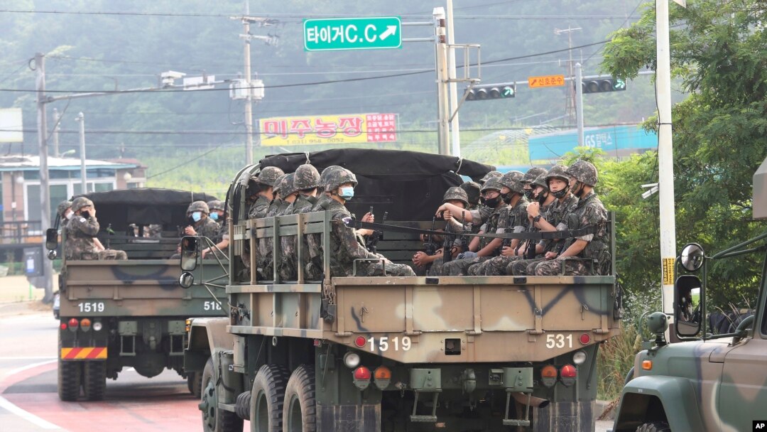 Kendaraan tentara Korsel menuju Paju, Korea Selatan, dekat perbatasan dengan Korea Utara, Rabu, 17 Juni 2020.
