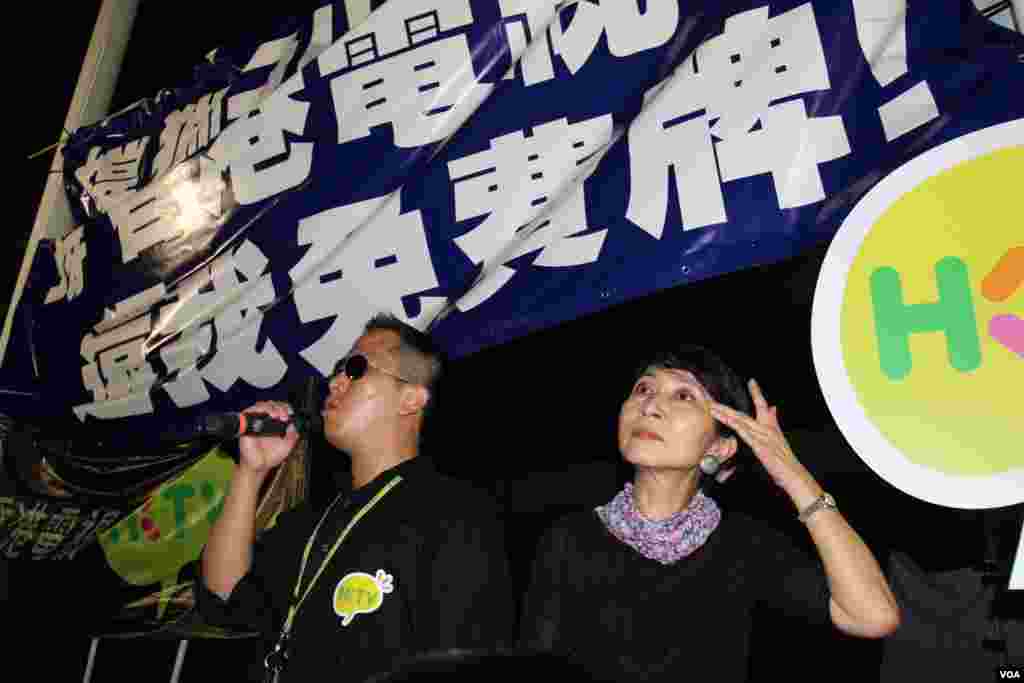数万香港市民游行到政府总部集会抗议政府电视发牌黑箱作业（美国之音图片/海彦拍摄）