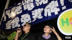 数万香港市民游行到政府总部集会抗议政府电视发牌黑箱作业
