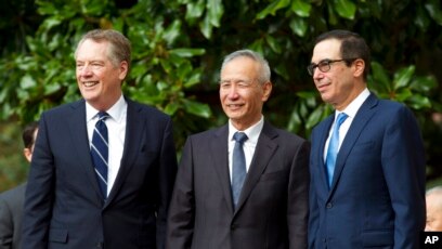 Phó Thủ tướng Trung Quốc Lưu Hạc cùng Đại diện Thương mại Mỹ Robert Lighthizer (trái) và Bộ trưởng Tài chính Mỹ Steven Mnuchin (phải).