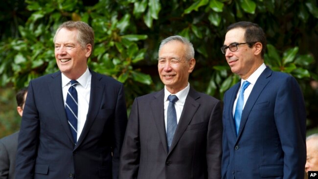2019年10月10日美国贸易代表莱特希泽(左),中国副总理刘鹤(中),美国财政部长姆努钦(右)在美国贸易代表处前面合影。