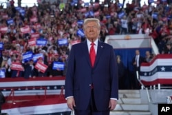 Calon presiden dari Partai Republik, mantan Presiden Donald Trump, tiba untuk berpidato di rapat umum kampanye di J.S. Dorton Arena, Senin, 4 November 2024, di Raleigh, N.C. (Foto: AP)