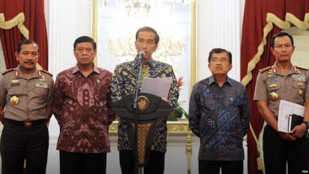 Presiden Jokowi didampingi Wapres Jusuf Kalla ketika mengumumkan Kepres Penugasan Wakapolri Komjen Badrodin Haiti sebagai pelaksana tugas Kapolri, di Jakarta (16/1).