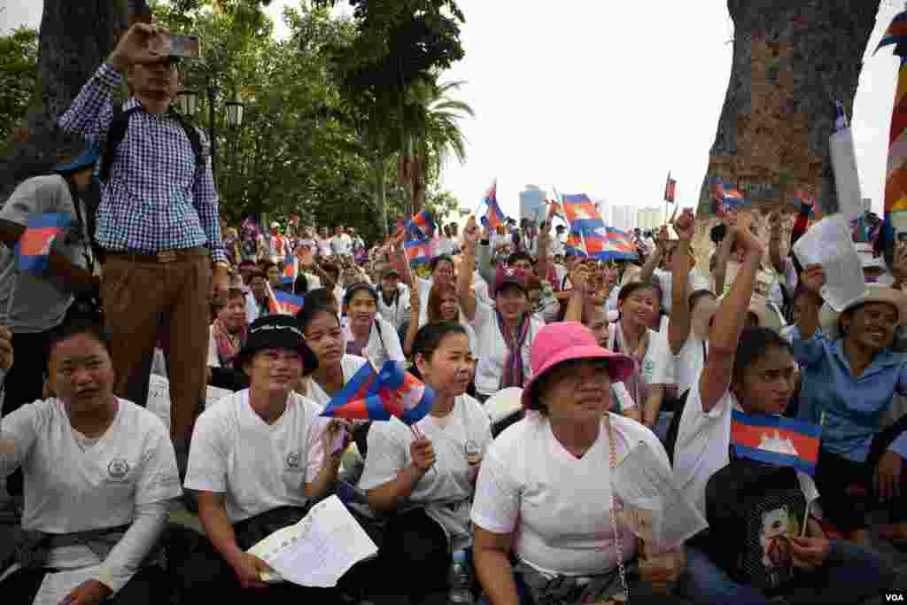 ក្រុមកម្មករ សហជីព និងអ្នកធ្វើការពាក់ព័ន្ធសិទ្ធិ ប្រារព្ធទិវាពលកម្មអន្តរជាតិលើកទី១៣៣ នៅសួនច្បារមុខក្រុមប្រឹក្សាអភិវឌ្ឍន៍តាមបណ្តោយមាត់ទន្លេ នាថ្ងៃទី១ ខែឧសភា ឆ្នាំ២០១៩។ (កាន់ វិច្ឆិកា/VOA)