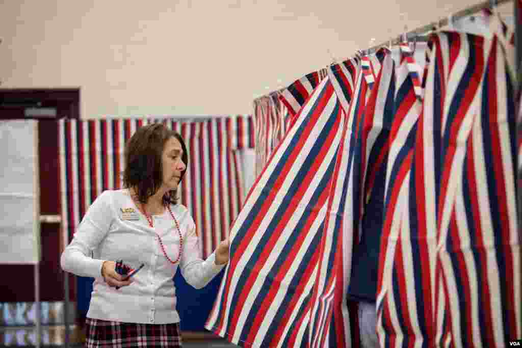 新罕布什尔州伦敦德里市的一个投票站内的工作人员分发铅笔。（美国之音记者方正拍摄）