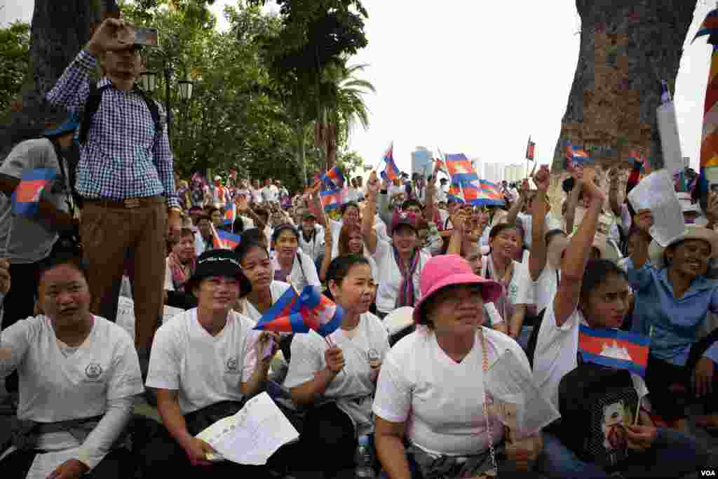 ក្រុម​កម្មករ​ សហជីព និង​អ្នកធ្វើ​ការ​ពាក់ព័ន្ធ​សិទ្ធិ ប្រារព្ធ​ទិវា​ពលកម្ម​អន្តរជាតិ​លើកទី​១៣៣ នៅ​សួន​ច្បារ​មុខ​ក្រុម​ប្រឹក្សា​អភិវឌ្ឍន៍​តាម​បណ្តោយ​មាត់​ទន្លេ នា​ថ្ងៃ​ទី​១ ខែ​ឧសភា ឆ្នាំ​២០១៩។ (កាន់ វិច្ឆិកា/VOA)​​