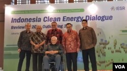 Para narasumber dalam acara 'Indonesia Clean Energy Outlook: Reviewing 2018, Outlook 2018' di Jakarta, Rabu (19/12). (Foto: VOA/Ghita).