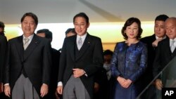 资料照：日本外相林芳正（左一）、首相岸田文雄（左二）等日本内阁成员。（2021年11月10日）