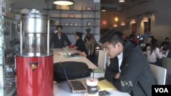 Para pelanggan menikmati kopi di sebuah cafe di Los Angeles, California. 