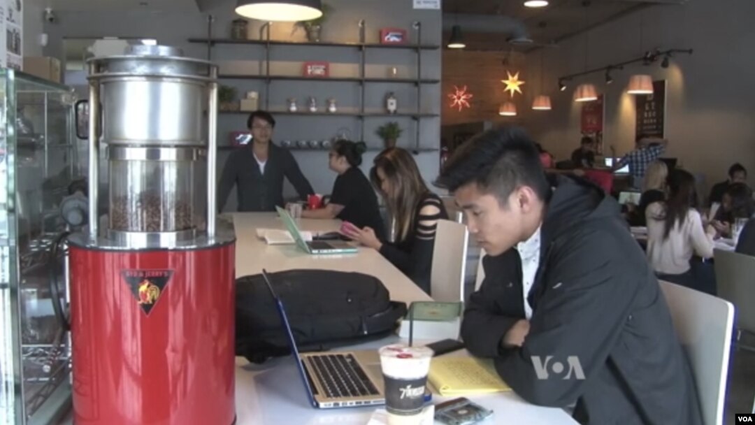 Para pelanggan menikmati kopi di sebuah cafe di Los Angeles, California. 
