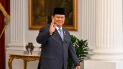 Presiden Prabowo Subianto menyapa para wartawan sebelum menerima sejumlah tamu kenegaraan di Istana Kepresidenan di Jakarta, 21 Oktober 2024. (Foto: Bay Ismoyo/AFP)