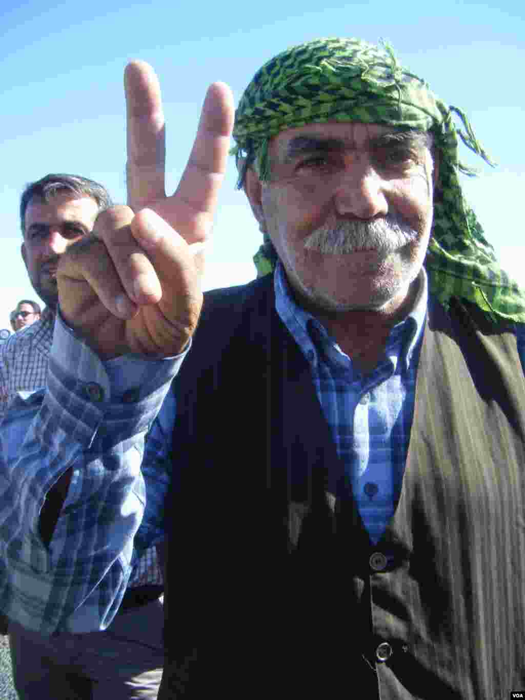 Turkish Police disperse Kurd protesters near Syria border, Monday, August 5, 2013 