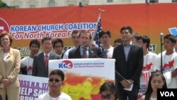 ‘북한의 자유를 위한 미주한인교회연합 KCC’가 ‘워싱턴 횃불대회’ 이틀째인 16일, 미 의회 서편 잔디밭에서 열린 집회에서 에드 로이스 미 하원 외교위원장이 연설하고 있다.