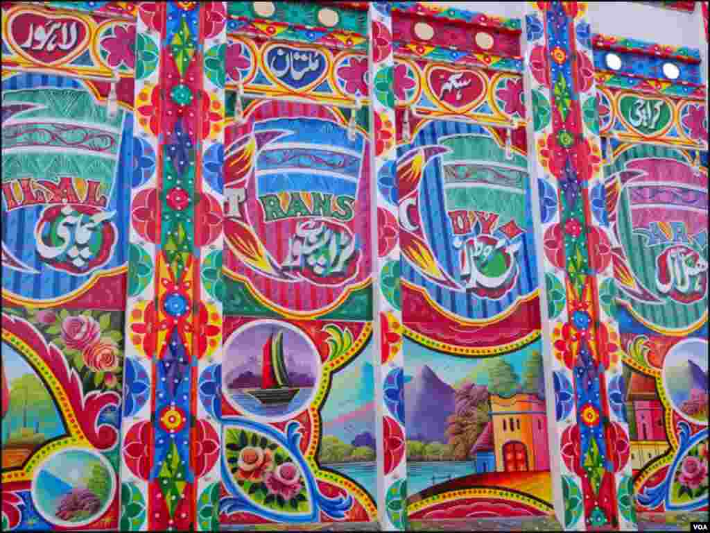 پاکستانی ماہر ٹرک آرٹسٹ حیدر علی کا کہنا ہے کہ ٹرک آرٹ پاکستان میں 1960سے شروع ہوا جب پاکستان میں بیرون ِممالک سے ٹرک پاکستان آنا شروع ہوئے تھے۔&nbsp; 