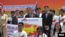 지난 7월 미 의회 서편 잔디밭에서 열린 북한 인권관련 집회에서 에드 로이스 미 하원 외교위원장이 연설하고 있다. (자료사진)