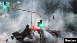 Un vehículo militar es usado para reprimir las manifestaciones de protesta contra la pobreza y la violencia policial en Colombia. Bogotá, 5 de mayo de 2021.