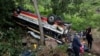 Oficiales de la policía junto a un autobús accidentado luego de un accidente ocurrido en la carretera Panamericana en la provincia nicaragüense de Estelí, Nicaragua, el 28 de julio de 2022.