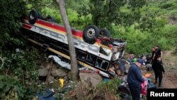 Oficiales de la policía junto a un autobús accidentado luego de un accidente ocurrido en la carretera Panamericana en la provincia nicaragüense de Estelí, Nicaragua, el 28 de julio de 2022.