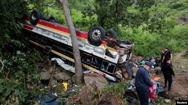 Oficiales de policía se paran al lado de un autobús estrellado después de un accidente que ocurrió en la carretera Panamericana en la provincia nicaragüense de Estelí, Nicaragua, el 28 de julio de 2022. REUTERS/Stringer