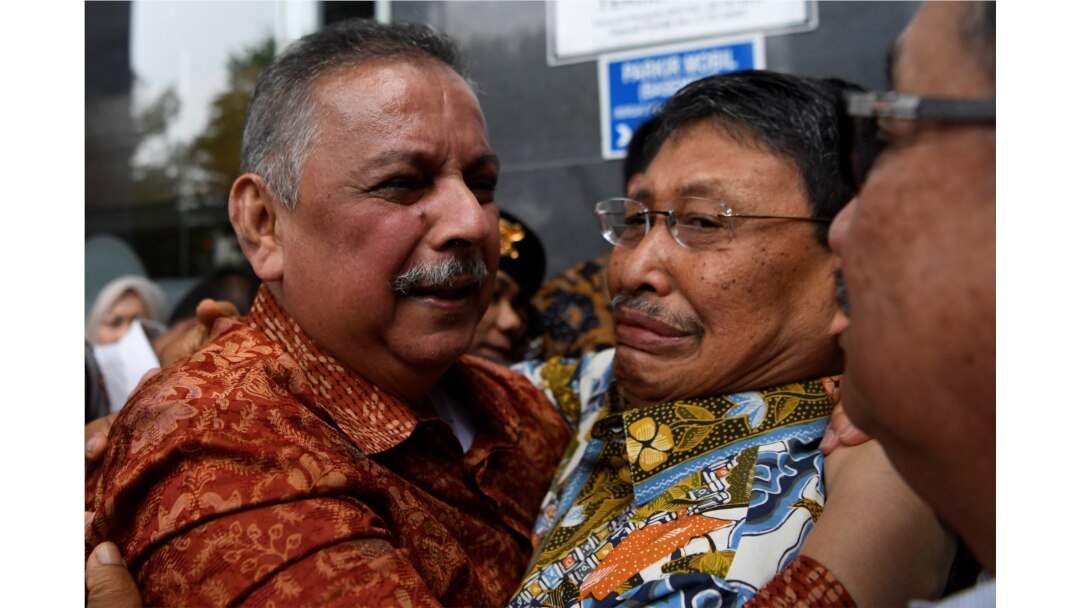 Mantan Kepala Eksekutif Perusahaan Listrik Negara (PLN) Sofyan Basir meluapkan rasa terharunya saat dinyatakan 'bersih' dalam kasus korupsi terkait dengan proyek pembangkit listrik di Pengadilan Korupsi di Jakarta, 4 November 2019.