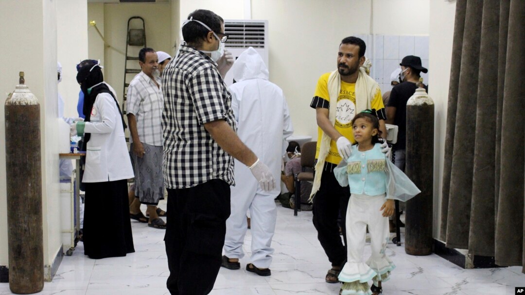 Para pekerja medis berbincang dengan para pasien di rumah sakit di Aden, Yaman, 12 Mei 2020. 