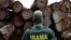 Anggota lembaga Lingkungan dan Sumber Daya Alam Terbarukan Brazil (IBAMA) memeriksa potongan kayu yang diambil dari hutan Amazon dalam sebuah operasi anti-deforestasi di sebuah tempat pemotongan kayu di Placas, Para, Brazil, pada 20 Januari 2023. (Foto: Reuters/Ueslei Marcelino)