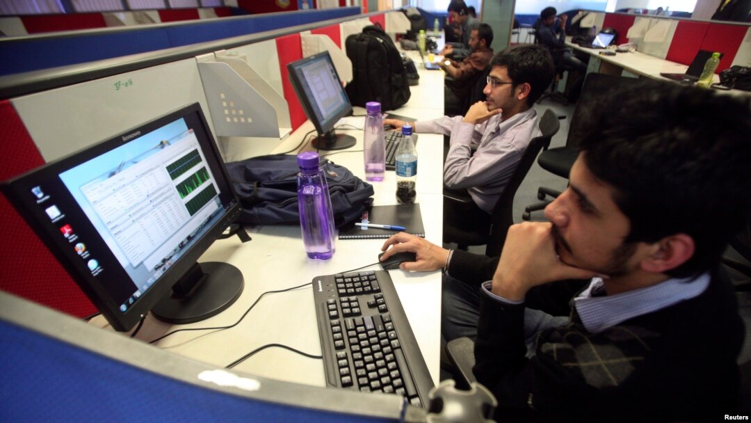 Para pegawai Snapdeal.com, laman belanja daring India di New Delhi. (Foto: Dok)