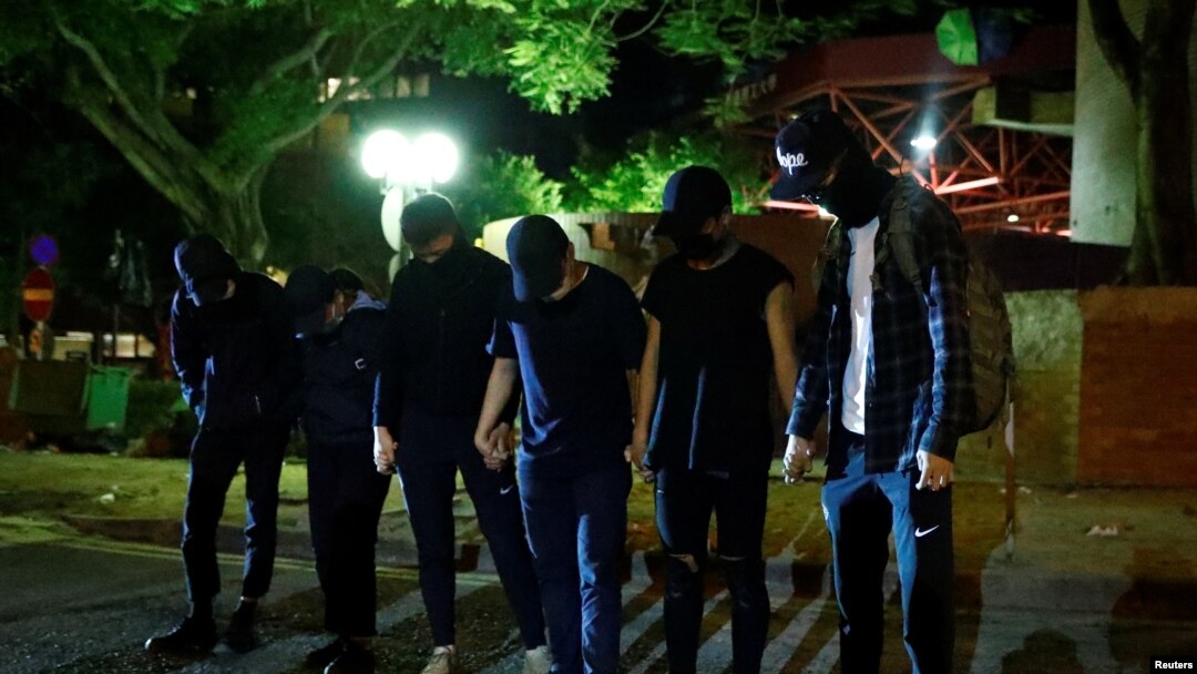 反政府示威者在离开香港理工大学（PolyU）校园 （路透社，2019年11月21日资料照)