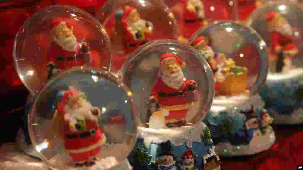 Globos de Pai Natal no mercado de Natal dos Campos Elísios, em Paris. Dez. 13, 2013. 