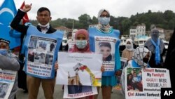 Warga etnis Uighur di Turki melakukan aksi protes di depan konsulat China di Istanbul, menuntut pembebasan anggota keluarga mereka (foto: dok). 