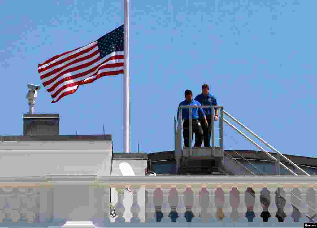 Des employ&eacute;s de la Maison-Blanche ont mis en berne le drapeau flottant sur la pr&eacute;sidence am&eacute;ricaine &agrave; Washington 