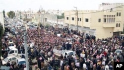 ພິທີສົ່ງສະການພວກປະທ້ວງທີ່ເສຍຊີວິດ ທີ່ເມືອງ Izraa ໃນວັນເສົາ ທີ 23 ເມສາ 2011.