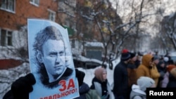 Li Moskow xwepêşanda alîgirên Navalny ya li ber navenda polîsan ku ev tê de ye. 18 Rêbendan,2021