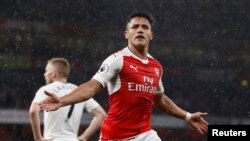 Le gunner Alexis Sanchez célébrant son but contre Sunderland en Premier League à l'Emirates Stadium, le 16 mai 2017