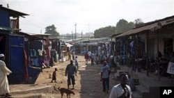 Shoppers and merchants in the Konyo Konyo market, one of Juba's most congested areas with shops and makeshift homes in Juba, southern Sudan (File Photo - 18 Aug 2010)