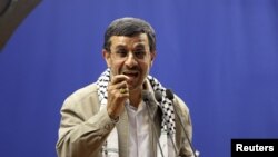 Những người chỉ trích Tổng thống Ahmadinejad tại quốc hội đã thu thập đủ chữ ký để yêu cầu ông xuất hiện trước quốc hội trả lời những câu hỏi về việc tiền bị mất giá