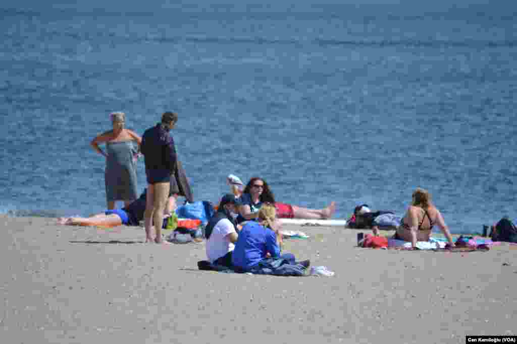 Havanın ısınmasını fırsat bilen New Yorklular plajlara akın etti