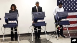 El presidente Barack Obama votó de forma anticipada este jueves en Chicago.