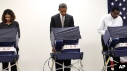 Presiden Barack Obama memberikan suara pilpres lebih awal dengan memilih di TPS kota Chicago, Illinois hari Kamis (25/10).