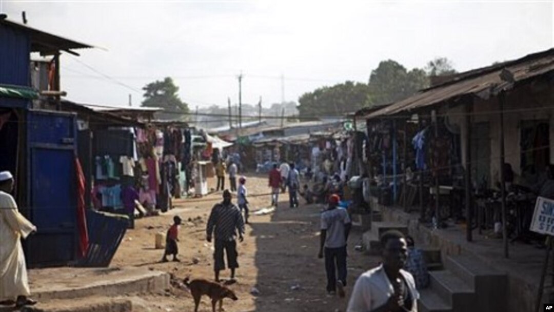 Shoppers and merchants in the Konyo Konyo market, one of Juba's most congested areas with shops and makeshift homes in Juba, southern Sudan (File Photo - 18 Aug 2010)