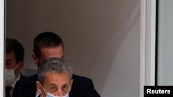 El expresidente francés Nicolas Sarkozy, con una máscara protectora, se retira del juzgado en París después del veredicto en su juicio por cargos de corrupción y tráfico de influencias, el 1 de marzo de 2021. REUTERS / Gonzalo Fuentes