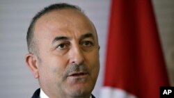 Menteri Luar Negeri Turki Mevlüt Çavuşoğlu dalam konferensi pers di Mexico City setelah bertemu Menteri Luar Negeri Meksiko Luis Videgaray, 3 Februari 2017. (Foto: AP)