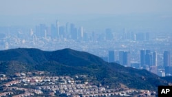 Центр Лос-Анджелеса (вверху) виден из района Топанга в Лос-Анджелесе, 2 марта 2023 года