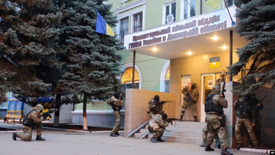 Qurollangan rossiyaparast faollar sharqdagi Kramatorsk shahrida ichki ishlar boshqarmasini egallamoqda, 12-aprel, 2014-yil
