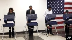 Tổng thống Obama (thứ nhì từ trái) bỏ phiếu sớm tại Trung tâm Cộng đồng Martin Luther King ở Chicago, 25/10/12
