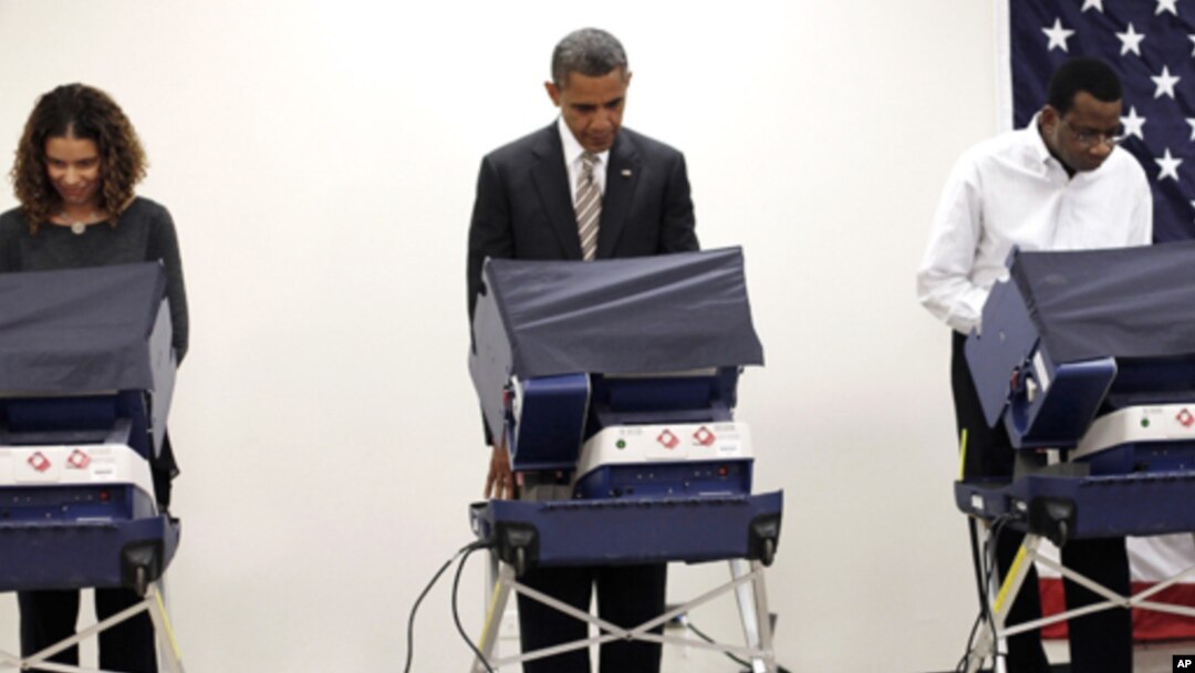 Presiden Barack Obama memberikan suara pilpres lebih awal dengan memilih di TPS kota Chicago, Illinois hari Kamis (25/10).